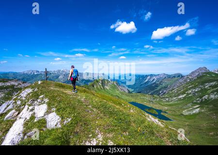 Belle femme est en randonnée au lac Schrecksee thourgh montagne pré dans les alpes bavaroises Banque D'Images