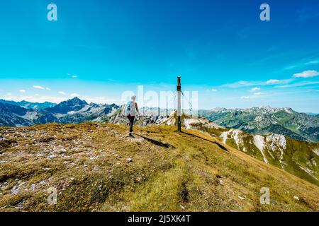 Belle femme est en randonnée au lac Schrecksee thourgh montagne pré dans les alpes bavaroises Banque D'Images