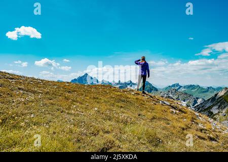 Belle femme est en randonnée au lac Schrecksee thourgh montagne pré dans les alpes bavaroises Banque D'Images