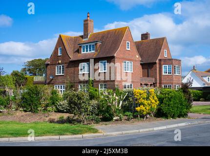 Très grande maison britannique en brique rouge détachée mi-1900s, l'une des plus chères dans la région de Sea Lane, East Preston, West Sussex, Angleterre, Royaume-Uni. Banque D'Images