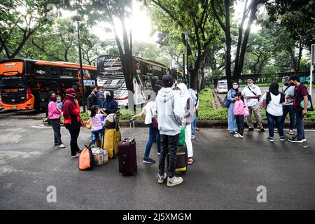 Jakarta, Indonésie. 26th avril 2022. Les passagers attendent de monter à bord d'autobus gratuits vers leur ville natale de Jakarta, Indonésie, le 26 avril 2022. Le mois Saint du Ramadan et la célébration de la fête post-jeûne islamique Eid al-Fitr ont été associés à une tradition de retour au pays connue localement sous le nom de 'mudik' pour la plupart des peuples indonésiens. Credit: Agung Kuncahya B./Xinhua/Alay Live News Banque D'Images