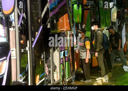 Jakarta, Indonésie. 26th avril 2022. Les passagers attendent de monter à bord d'autobus gratuits vers leur ville natale de Jakarta, Indonésie, le 26 avril 2022. Le mois Saint du Ramadan et la célébration de la fête post-jeûne islamique Eid al-Fitr ont été associés à une tradition de retour au pays connue localement sous le nom de 'mudik' pour la plupart des peuples indonésiens. Credit: Agung Kuncahya B./Xinhua/Alay Live News Banque D'Images