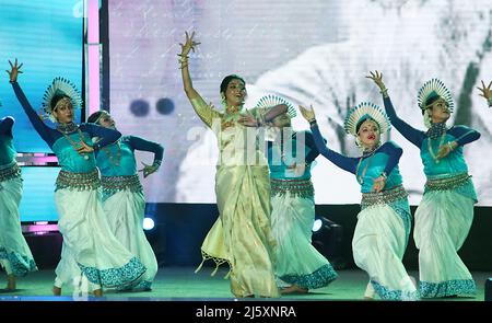 Kolkata, Inde. 25th avril 2022. Un spectacle de danse au cours du festival international du film de Kolkata de 27th à Nazrul Mancha le 25 avril 2022 à Kolkata, en Inde. La ministre en chef du Bengale occidental, Mamata Banerjee, a inauguré lundi le festival international du film de Kolkata (KIFF) de 27th, avec l'assurance que le cinéma bengali a retrouvé sa gloire passée. Le ministre en chef a déclaré après l'inauguration du festival. Elle a déclaré que 163 films de 40 pays seraient projetés au festival sur 10 sites pendant sept jours. (Photo de Dipa Chakraborty/Pacific Press/Sipa USA) crédit: SIPA USA/Alay Live News Banque D'Images