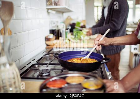Couple cooking in kitchen Banque D'Images