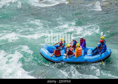 Srinagar, Inde. 24th avril 2022. Les touristes indiens sont vus rafting dans une rivière Lidder à Pahalgam une destination touristique célèbre dans la région de l'Himalaya administré par l'Inde Cachemire. Rafting en rivière au Cachemire en particulier dans la vallée de Lidder à Pahalgam a émergé comme l'un des sports d'aventure les plus populaires. Certaines des principales destinations touristiques du Cachemire comme Pahalgam et Sonmarg offrent un endroit idéal pour le rafting en rivière. Crédit : SOPA Images Limited/Alamy Live News Banque D'Images