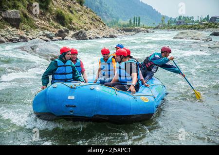 Srinagar, Inde. 24th avril 2022. Les touristes indiens sont vus rafting dans une rivière Lidder à Pahalgam une destination touristique célèbre dans la région de l'Himalaya administré par l'Inde Cachemire. Rafting en rivière au Cachemire en particulier dans la vallée de Lidder à Pahalgam a émergé comme l'un des sports d'aventure les plus populaires. Certaines des principales destinations touristiques du Cachemire comme Pahalgam et Sonmarg offrent un endroit idéal pour le rafting en rivière. Crédit : SOPA Images Limited/Alamy Live News Banque D'Images