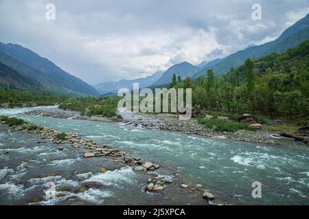 Srinagar, Inde. 24th avril 2022. Vue générale de la rivière Lidder en toile de fond des montagnes de Pahalgam une destination touristique célèbre dans la région himalayenne de l'Inde administré Cachemire. Rafting en rivière au Cachemire en particulier dans la vallée de Lidder à Pahalgam a émergé comme l'un des sports d'aventure les plus populaires. Certaines des principales destinations touristiques du Cachemire comme Pahalgam et Sonmarg offrent un endroit idéal pour le rafting en rivière. Crédit : SOPA Images Limited/Alamy Live News Banque D'Images