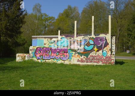 Graffiti art sur un bâtiment en décomposition à Lippe Lake, Paderborn, Allemagne Banque D'Images