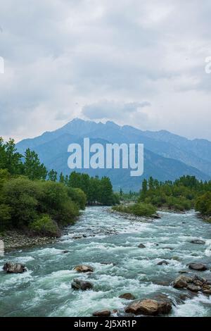 Srinagar, Inde. 24th avril 2022. Vue générale de la rivière Lidder en toile de fond des montagnes de Pahalgam une destination touristique célèbre dans la région himalayenne de l'Inde administré Cachemire. Rafting en rivière au Cachemire en particulier dans la vallée de Lidder à Pahalgam a émergé comme l'un des sports d'aventure les plus populaires. Certaines des principales destinations touristiques du Cachemire comme Pahalgam et Sonmarg offrent un endroit idéal pour le rafting en rivière. (Photo de Faisal Bashir/SOPA Images/Sipa USA) crédit: SIPA USA/Alay Live News Banque D'Images