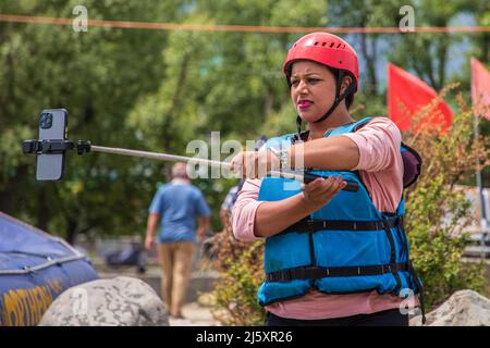 Srinagar, Inde. 24th avril 2022. Un touriste indien prend des selfies avant de faire du rafting dans une rivière Lidder à Pahalgam, une destination touristique célèbre dans le Cachemire administré par l'Inde de la région himalayenne. Rafting en rivière au Cachemire en particulier dans la vallée de Lidder à Pahalgam a émergé comme l'un des sports d'aventure les plus populaires. Certaines des principales destinations touristiques du Cachemire comme Pahalgam et Sonmarg offrent un endroit idéal pour le rafting en rivière. (Photo de Faisal Bashir/SOPA Images/Sipa USA) crédit: SIPA USA/Alay Live News Banque D'Images