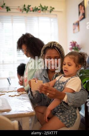 Mère et fille jouant avec pièce de puzzle Banque D'Images