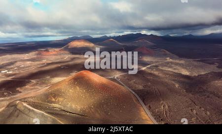 Vue de dessus sur les volcans de Lanzarote. Vol de drone au-dessus de l'île de Lanzarote Banque D'Images