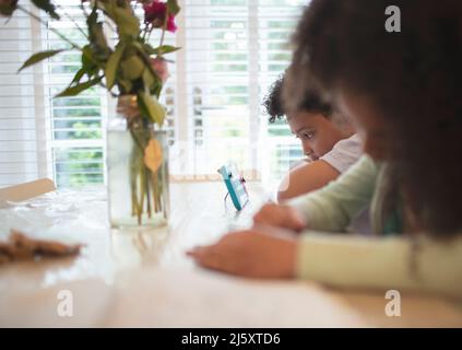 Garçon avec manette de jeu vidéo à la table Banque D'Images