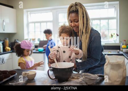 Mère et fille baking in kitchen Banque D'Images