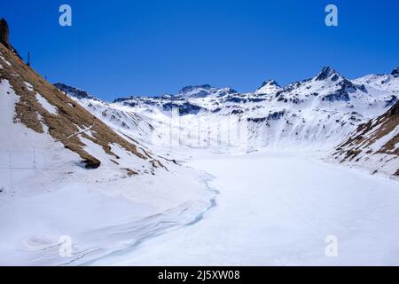 Le lac gelé de Vannino au printemps. Vue de Rifugio Margoli, Val Formazza, Italie Banque D'Images