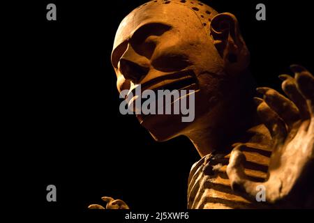 Leiden, pays-Bas - 01 SEPTEMBRE 2021 : gros plan d'une statue des aztèques antiques. Mexique. Mictlantecuhtli, trouvé dans la maison des aigles. Banque D'Images