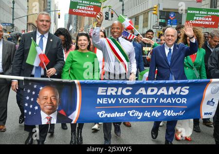 New York, États-Unis. 24th avril 2022. Le maire Eric Adams marche à la parade annuelle de la fête perse à New York le 24 avril 2022. (Photo par Ryan Rahman/Pacific Press/Sipa USA) crédit: SIPA USA/Alay Live News Banque D'Images