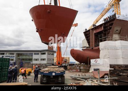 Port Glasgow, Écosse, 26 avril 2022. Le pont de 100 tonnes de l’unité Bow qui sera relié à Hull 802, la plus grande unité ajoutée à la coque en acier du traversier, a lieu dans le chantier naval Ferguson Marine (Port Glasgow), à Port Glasgow, en Écosse, le 26 avril 2022. Crédit photo : Jeremy Sutton-Hibbert/Alay Live News. Banque D'Images