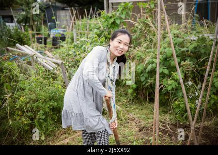 Portrait bonne femme jardinage dans le jardin potager Banque D'Images