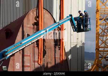 Port Glasgow, Écosse, 26 avril 2022. Les préparatifs en vue de la levée de bloc de 100 tonnes de l'unité Bow qui sera reliée à Hull 802, la plus grande unité ajoutée à la coque en acier de ferryÕs, ont lieu dans le chantier naval Ferguson Marine (Port Glasgow), à Port Glasgow, en Écosse, du 26 au 23 avril 2022. Crédit photo : Jeremy Sutton-Hibbert/Alay Live News. Banque D'Images