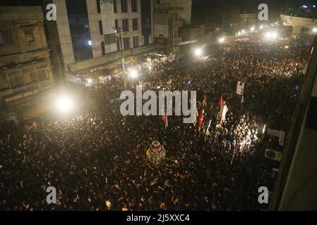 Lahore, Pakistan. 23rd avril 2022. (4/23/2022) les musulmans chiites pakistanais participent à la procession de deuil pendant le jour du martyre de Hazrat Ali Al-Murtaza (A.S) de Bhati Gate à Imambargah Karbala Gamay Shah à Lahore. Les musulmans chiites du monde entier sont en deuil à l'occasion de Youm-e-Ali (A.S), le jour du martyre 21st Ramadan. Une procession pour commémorer le meurtre de 7th ans de l'Imam Ali pendant le Saint mois de jeûne du Ramadan al Moubarak. (Photo de Rana Sajid Hussain/Pacific Press/Sipa USA) crédit: SIPA USA/Alay Live News Banque D'Images