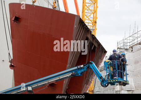 Port Glasgow, Écosse, 26 avril 2022. Les préparatifs en vue de la levée de bloc de 100 tonnes de l'unité Bow qui sera reliée à Hull 802, la plus grande unité ajoutée à la coque en acier de ferryÕs, ont lieu dans le chantier naval Ferguson Marine (Port Glasgow), à Port Glasgow, en Écosse, du 26 au 23 avril 2022. Crédit photo : Jeremy Sutton-Hibbert/Alay Live News. Banque D'Images