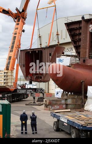 Port Glasgow, Écosse, 26 avril 2022. Le pont de 100 tonnes de l’unité Bow qui sera relié à Hull 802, la plus grande unité ajoutée à la coque en acier du traversier, a lieu dans le chantier naval Ferguson Marine (Port Glasgow), à Port Glasgow, en Écosse, le 26 avril 2022. Crédit photo : Jeremy Sutton-Hibbert/Alay Live News. Banque D'Images