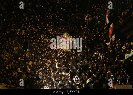 (4/23/2022) les musulmans chiites pakistanais participent à la procession de deuil pendant le jour du martyre de Hazrat Ali Al-Murtaza (A.S) de Bhati Gate à Imambargah Karbala Gamay Shah à Lahore. Les musulmans chiites du monde entier sont en deuil à l'occasion de Youm-e-Ali (A.S), le jour du martyre 21st Ramadan. Une procession pour commémorer le meurtre de 7th ans de l'Imam Ali pendant le Saint mois de jeûne du Ramadan al Moubarak. (Photo de Rana Sajid Hussain/Pacific Press/Sipa USA) Banque D'Images