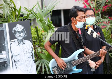 Bangkok, Thaïlande. 24th avril 2022. (4/24/2022) camarades de l'ère communiste, poètes, écrivains et artistes pleurent le décès de Wat Wanlayangkoon. (Photo par Edirach Toumlamoon/Pacific Press/Sipa USA) crédit: SIPA USA/Alay Live News Banque D'Images