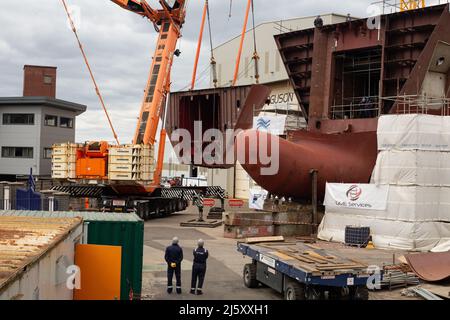 Port Glasgow, Écosse, 26 avril 2022. Le levage de bloc de 100 tonnes de l'unité de l'arceau qui sera reliée à Hull 802, qui est la plus grande unité ajoutée à la coque en acier de ferryÕs, a lieu dans le chantier naval Ferguson Marine (Port Glasgow), à Port Glasgow, en Écosse, du 26 au 23 avril 2022. Crédit photo : Jeremy Sutton-Hibbert/Alay Live News. Banque D'Images