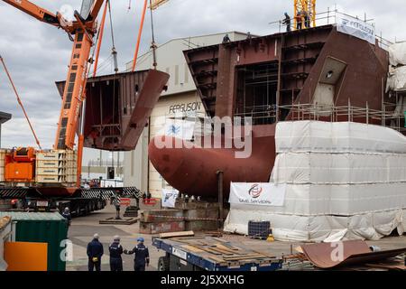 Port Glasgow, Écosse, 26 avril 2022. Le pont de 100 tonnes de l’unité Bow qui sera relié à Hull 802, la plus grande unité ajoutée à la coque en acier du traversier, a lieu dans le chantier naval Ferguson Marine (Port Glasgow), à Port Glasgow, en Écosse, le 26 avril 2022. Crédit photo : Jeremy Sutton-Hibbert/Alay Live News. Banque D'Images