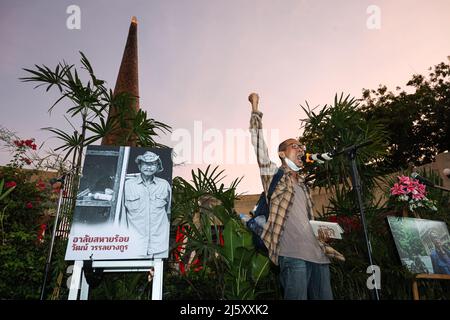 Bangkok, Thaïlande. 24th avril 2022. (4/24/2022) camarades de l'ère communiste, poètes, écrivains et artistes pleurent le décès de Wat Wanlayangkoon. (Photo par Edirach Toumlamoon/Pacific Press/Sipa USA) crédit: SIPA USA/Alay Live News Banque D'Images