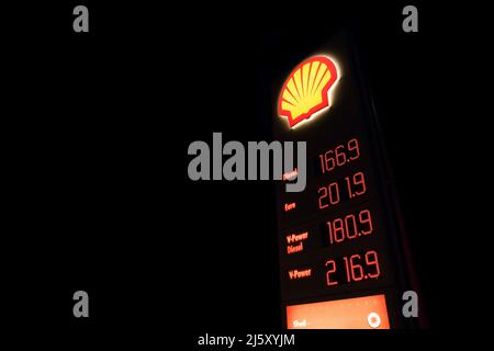 Schiedam, pays-Bas - 24 NOVEMBRE 2021 : panneau indiquant les prix actuels du carburant de la station-service de Dutch Royal Shell aux pays-Bas pendant Banque D'Images