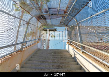 Escalier couvert d'une passerelle avec toit en mesh métallique à San Clemente, Orange County, Californie Banque D'Images