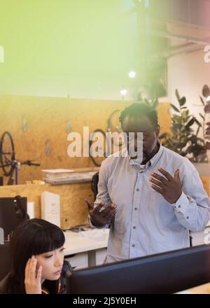 Homme d'affaires parlant à une femme d'affaires frustrée au pouvoir Banque D'Images