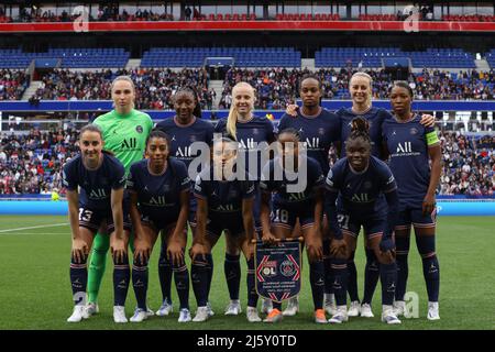 Lyon, France, 24th avril 2022. Le PSG à partir de onze s'alignent pour une photo d'équipe avant le coup d'envoi, rangée arrière ( de L à R ); Barbora Votikova, Kadidiatou Diani, Paulina Dudek, Marie-Antoinette Katoto, Amanda Ilestedt et Grace Geyoro, première rangée ( de gauche à droite ); Sara Dabritz, Ashley Lawrenc, Sakina Karchaoui, Laurina Fazer et Sandy Baltimore, lors du match de la Ligue des champions de l'UEFA Womens au stade OL, à Lyon. Crédit photo à lire: Jonathan Moscrop / Sportimage crédit: Sportimage / Alay Live News Banque D'Images