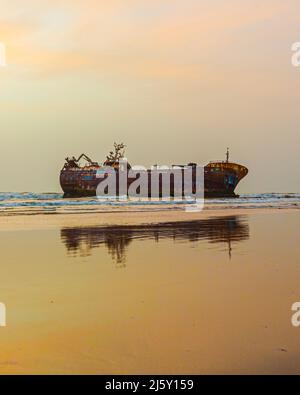 Vieux bateau coincé dans le sable d'une plage Banque D'Images