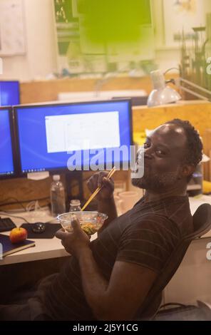 Portrait homme d'affaires souriant déjeuner à la réception au bureau Banque D'Images