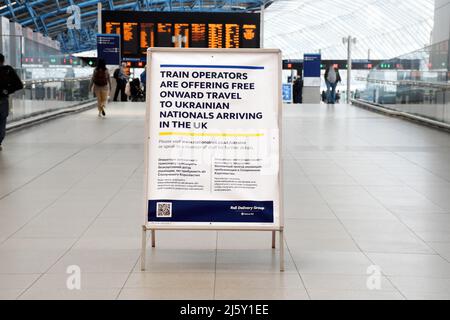 Londres, Royaume-Uni. 26th avril 2022. Panneau offrant un voyage gratuit vers les réfugiés d'Ukraine par les opérateurs de train à la gare de Waterloo. Credit: JOHNNY ARMSTEAD/Alamy Live News Banque D'Images