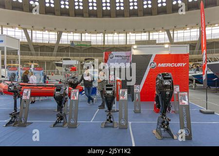 Belgrade, Serbie - 07 avril 2022 : Mercury Marine Outboard Motors Stand at Boats and Yachts Nautical Hunting Fishing Show Expo dans le Fair Hall. Banque D'Images