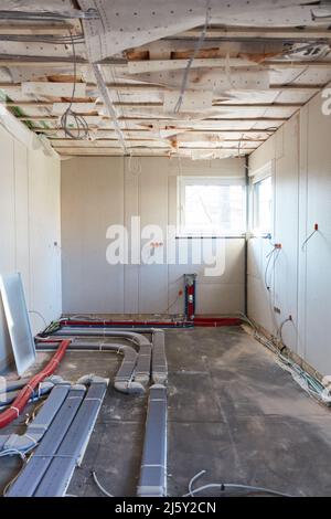 Construction de maison avec cloison sèche dans la cuisine prévue avec placoplâtre et chauffage au sol Banque D'Images