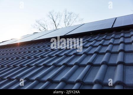 Approvisionnement durable en énergie grâce à un système solaire sur le toit d'une maison familiale Banque D'Images