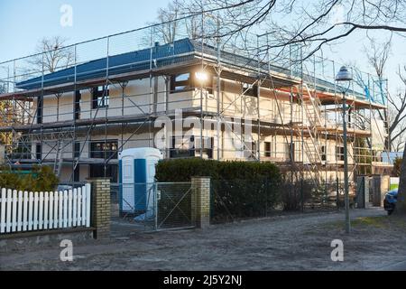 Nouvelle construction d'un immeuble moderne avec échafaudage sur le chantier de construction Banque D'Images