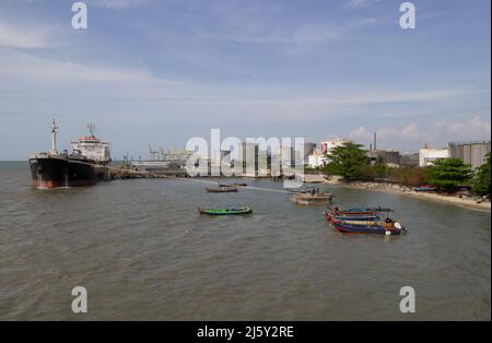 GEORGE TOWN, MALASIA – 29 JANVIER 2020 bateaux traditionnels à longue queue et un navire qui déchargent entre Penang et Butterworth Banque D'Images