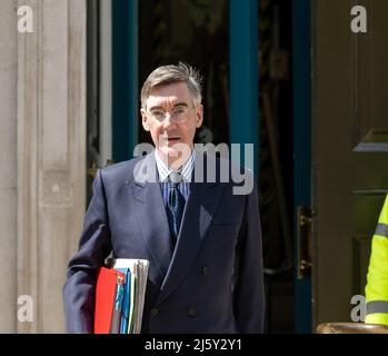 Londres, Royaume-Uni. 26th avril 2022. Le député Jacob Rees-Mogg, ministre d'État chargé des possibilités de Brexit et de l'efficacité du gouvernement, quitte le bureau du cabinet au 70 Whitehall London UK, crédit : Ian Davidson/Alay Live News Banque D'Images