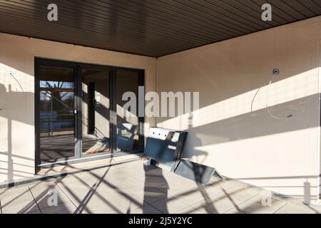 Nouvelle construction d'une terrasse à la maison avec fenêtre et grande porte de patio Banque D'Images