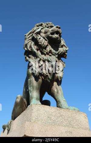 Une des célèbres statues Lions du célèbre pont Lions de Sofia, Bulgarie 2021 Banque D'Images