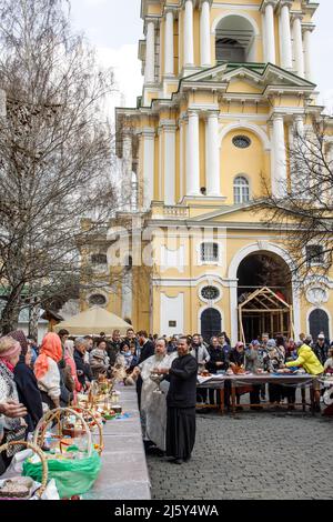 Moscou, Russie - 24 avril 2022, les croyants se sont réunis pour consacrer des gâteaux de Pâques et des Pâques à Pâques orthodoxes au monastère de Novospassky. Banque D'Images