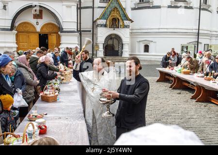 Moscou, Russie - 24 avril 2022, les croyants se sont réunis pour consacrer des gâteaux de Pâques et des Pâques à Pâques orthodoxes au monastère de Novospassky. Banque D'Images