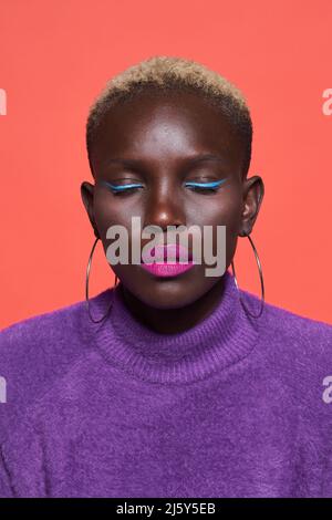 Le portrait en gros plan d'une femme africaine sans émotion et composée est une session en studio Banque D'Images